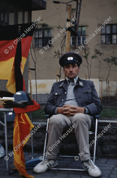 Image of sheet 19903003 photo 134: Während den Feierlichkeiten zur Wiedervereinigung von Ost- und Westdeutschland am Brandenburgertor, Berlin DDR 2. Oktober 1990.
Vietnamesische Vertragsarbeiterinnen mit ihren Neugeborenen nach der Kuendigung. 28. September 1990. Marzahn, Berlin, Deutschland, Europa.

19903003 15
Frauen; Vertragsarbeiterinnen; Vietnam; Imigrantinnen; Emigrantinnen; gekuendet; Kuendigung; Arbeit; arbeitslos; Plattenbau; Siedlung; DDR ; Berlin ; Germany ; Europe