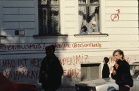 Image of sheet 19903003 photo 135: Während den Feierlichkeiten zur Wiedervereinigung von Ost- und Westdeutschland am Brandenburgertor, Berlin DDR 2. Oktober 1990.
Vietnamesische Vertragsarbeiterinnen mit ihren Neugeborenen nach der Kuendigung. 28. September 1990. Marzahn, Berlin, Deutschland, Europa.

19903003 15
Frauen; Vertragsarbeiterinnen; Vietnam; Imigrantinnen; Emigrantinnen; gekuendet; Kuendigung; Arbeit; arbeitslos; Plattenbau; Siedlung; DDR ; Berlin ; Germany ; Europe