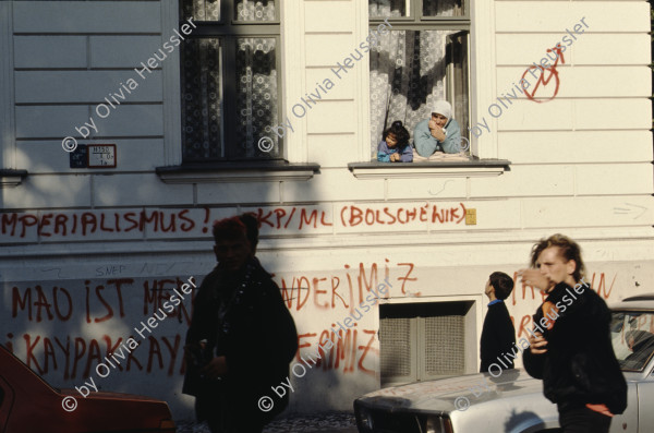 Image of sheet 19903003 photo 135: Während den Feierlichkeiten zur Wiedervereinigung von Ost- und Westdeutschland am Brandenburgertor, Berlin DDR 2. Oktober 1990.
Vietnamesische Vertragsarbeiterinnen mit ihren Neugeborenen nach der Kuendigung. 28. September 1990. Marzahn, Berlin, Deutschland, Europa.

19903003 15
Frauen; Vertragsarbeiterinnen; Vietnam; Imigrantinnen; Emigrantinnen; gekuendet; Kuendigung; Arbeit; arbeitslos; Plattenbau; Siedlung; DDR ; Berlin ; Germany ; Europe