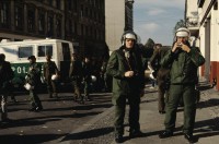 Image of sheet 19903003 photo 136: Während den Feierlichkeiten zur Wiedervereinigung von Ost- und Westdeutschland am Brandenburgertor, Berlin DDR 2. Oktober 1990.
Vietnamesische Vertragsarbeiterinnen mit ihren Neugeborenen nach der Kuendigung. 28. September 1990. Marzahn, Berlin, Deutschland, Europa.

19903003 15
Frauen; Vertragsarbeiterinnen; Vietnam; Imigrantinnen; Emigrantinnen; gekuendet; Kuendigung; Arbeit; arbeitslos; Plattenbau; Siedlung; DDR ; Berlin ; Germany ; Europe