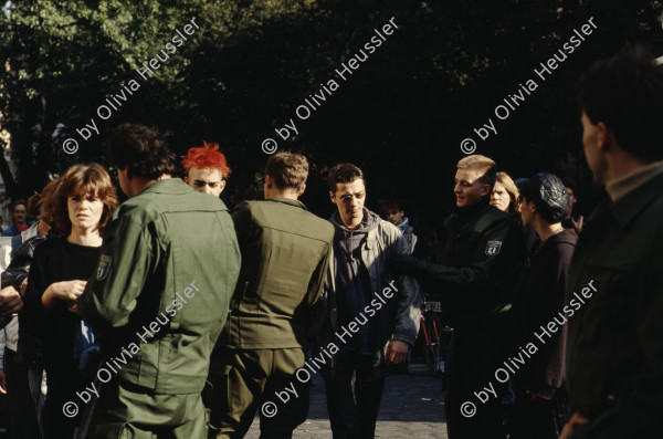 Image of sheet 19903003 photo 137: Während den Feierlichkeiten zur Wiedervereinigung von Ost- und Westdeutschland am Brandenburgertor, Berlin DDR 2. Oktober 1990.
Vietnamesische Vertragsarbeiterinnen mit ihren Neugeborenen nach der Kuendigung. 28. September 1990. Marzahn, Berlin, Deutschland, Europa.

19903003 15
Frauen; Vertragsarbeiterinnen; Vietnam; Imigrantinnen; Emigrantinnen; gekuendet; Kuendigung; Arbeit; arbeitslos; Plattenbau; Siedlung; DDR ; Berlin ; Germany ; Europe