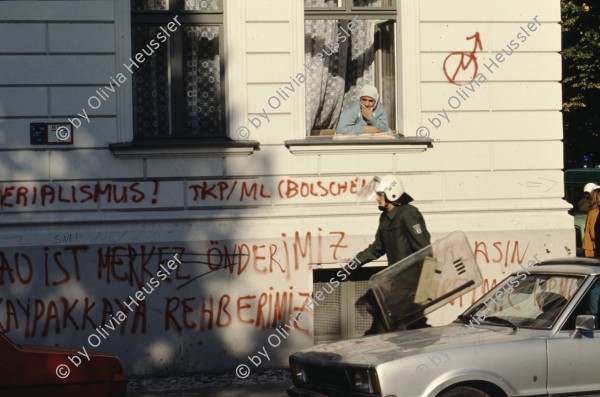 Image of sheet 19903003 photo 138: Graffiti Hausbesetzung Wandmalereien Polizei