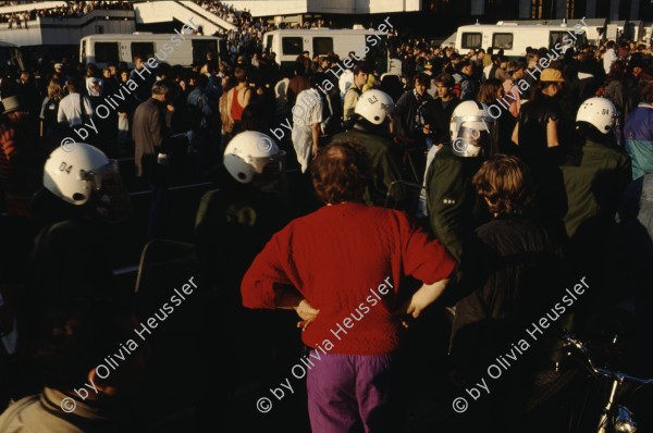 Image of sheet 19903003 photo 139: Während den Feierlichkeiten zur Wiedervereinigung von Ost- und Westdeutschland am Brandenburgertor, Berlin DDR ; Berlin ; Germany ; Europe