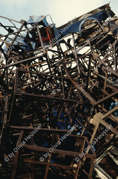 Image of sheet 19903003 photo 142: Während den Feierlichkeiten zur Wiedervereinigung von Ost- und Westdeutschland am Brandenburgertor, Berlin DDR 2. Oktober 1990.
Vietnamesische Vertragsarbeiterinnen mit ihren Neugeborenen nach der Kuendigung. 28. September 1990. Marzahn, Berlin, Deutschland, Europa.

19903003 15
Frauen; Vertragsarbeiterinnen; Vietnam; Imigrantinnen; Emigrantinnen; gekuendet; Kuendigung; Arbeit; arbeitslos; Plattenbau; Siedlung; DDR ; Berlin ; Germany ; Europe