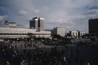 Image of sheet 19903003 photo 149: Während den Feierlichkeiten zur Wiedervereinigung von Ost- und Westdeutschland am Brandenburgertor, Berlin DDR 2. Oktober 1990.
Vietnamesische Vertragsarbeiterinnen mit ihren Neugeborenen nach der Kuendigung. 28. September 1990. Marzahn, Berlin, Deutschland, Europa.

19903003 15
Frauen; Vertragsarbeiterinnen; Vietnam; Imigrantinnen; Emigrantinnen; gekuendet; Kuendigung; Arbeit; arbeitslos; Plattenbau; Siedlung; DDR ; Berlin ; Germany ; Europe