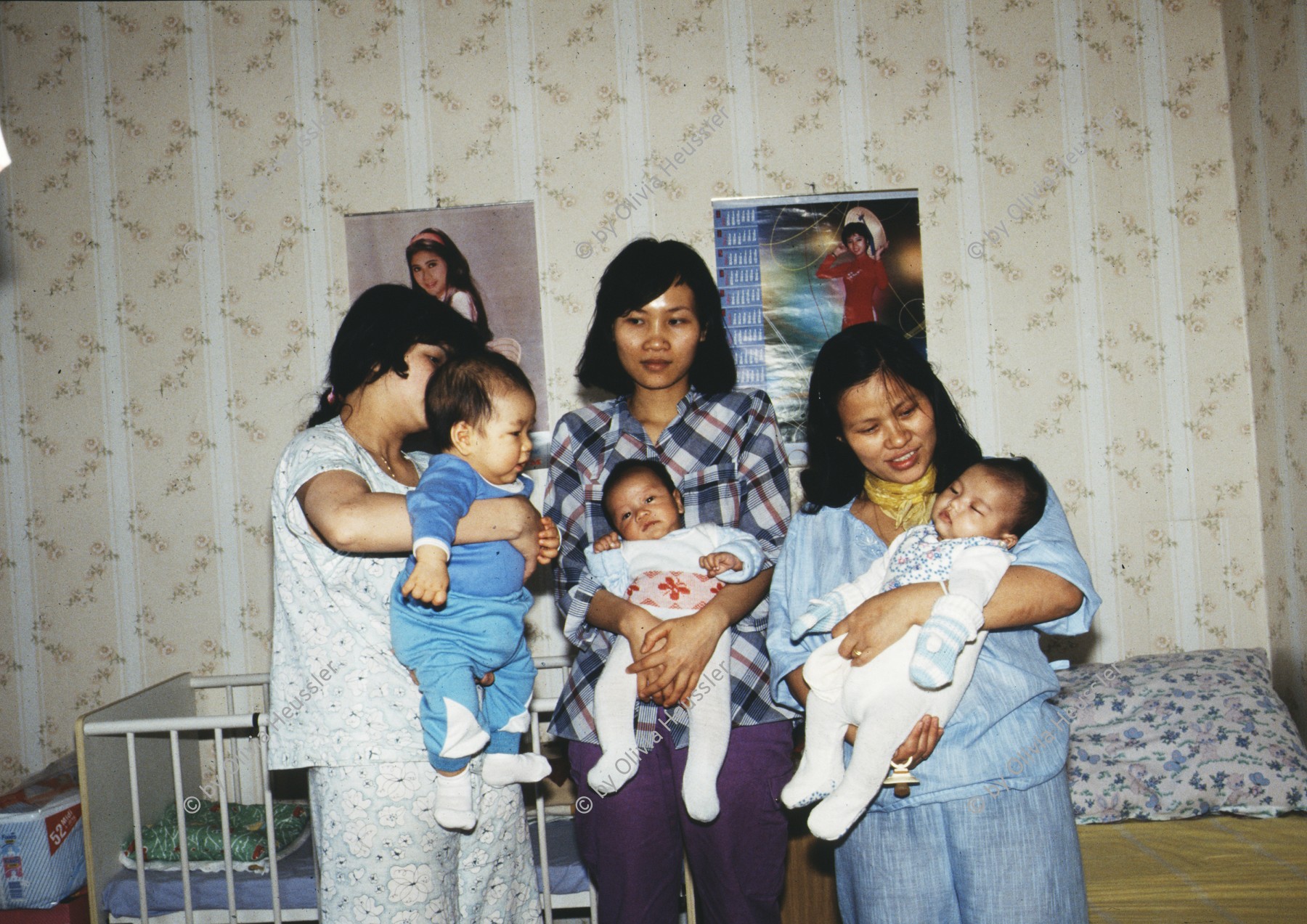 Image of sheet 19903003 photo 15: Vietnamesische Vertragsarbeiterinnen mit ihren Neugeborenen nach der Kuendigung, Berlin Marzahn, 28. September 1990.
Deutschland, Europa.


Frauen; Vertragsarbeiterinnen; Vietnam; Imigrantinnen; Emigrantinnen; gekuendet; Kuendigung; Arbeit; arbeitslos; Plattenbau; Siedlung; DDR ; Berlin ; Germany ; Europa