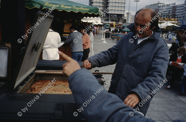 Image of sheet 19903003 photo 150: Vietnamesische Vertragsarbeiterinnen mit ihren Neugeborenen nach der Kuendigung, Berlin Marzahn, 28. September 1990.
Deutschland, Europa.


Frauen; Vertragsarbeiterinnen; Vietnam; Imigrantinnen; Emigrantinnen; gekuendet; Kuendigung; Arbeit; arbeitslos; Plattenbau; Siedlung; DDR ; Berlin ; Germany ; Europa