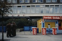 Image of sheet 19903003 photo 16: Während den Feierlichkeiten zur Wiedervereinigung von Ost- und Westdeutschland am Brandenburgertor, Berlin DDR 2. Oktober 1990.
Vietnamesische Vertragsarbeiterinnen mit ihren Neugeborenen nach der Kuendigung. 28. September 1990. Marzahn, Berlin, Deutschland, Europa.

19903003 15
Frauen; Vertragsarbeiterinnen; Vietnam; Imigrantinnen; Emigrantinnen; gekuendet; Kuendigung; Arbeit; arbeitslos; Plattenbau; Siedlung; DDR ; Berlin ; Germany ; Europe
