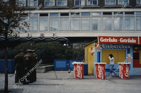 Image of sheet 19903003 photo 16: Während den Feierlichkeiten zur Wiedervereinigung von Ost- und Westdeutschland am Brandenburgertor, Berlin DDR 2. Oktober 1990.
Vietnamesische Vertragsarbeiterinnen mit ihren Neugeborenen nach der Kuendigung. 28. September 1990. Marzahn, Berlin, Deutschland, Europa.

19903003 15
Frauen; Vertragsarbeiterinnen; Vietnam; Imigrantinnen; Emigrantinnen; gekuendet; Kuendigung; Arbeit; arbeitslos; Plattenbau; Siedlung; DDR ; Berlin ; Germany ; Europe