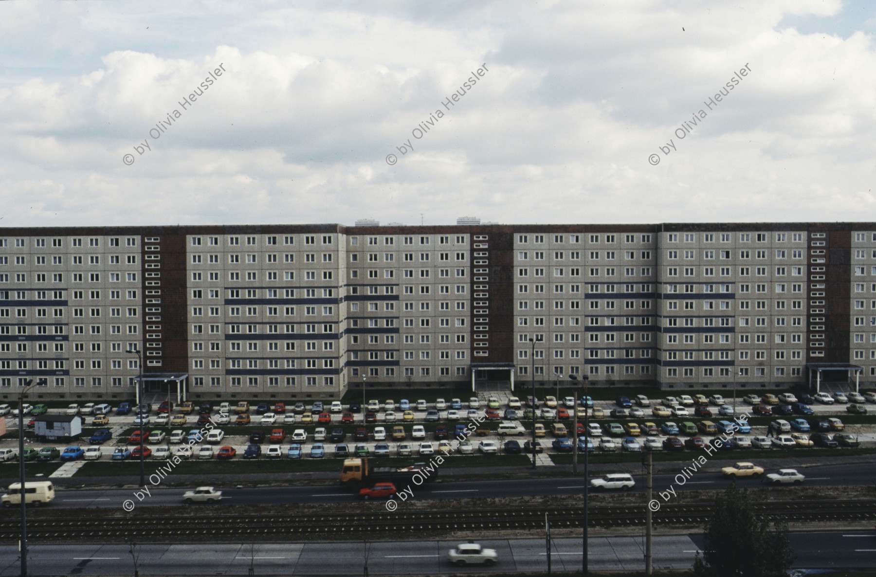 Image of sheet 19903003 photo 20: Plattenbau-siedlung an der Rhinstrasse, Berlin Marzahn, 28. September 1990. 

Berlin; Plattenbau; Siedlung; Marzahn; ddr; Deutschland; Parkplatz; Fahrzeuge; Verkehr ; Berlin ; Germany ; Europe