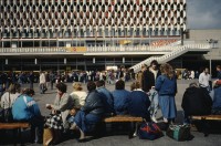 Image of sheet 19903003 photo 21: Während den Feierlichkeiten zur Wiedervereinigung von Ost- und Westdeutschland am Brandenburgertor, Berlin DDR 2. Oktober 1990.
Vietnamesische Vertragsarbeiterinnen mit ihren Neugeborenen nach der Kuendigung. 28. September 1990. Marzahn, Berlin, Deutschland, Europa.

19903003 15
Frauen; Vertragsarbeiterinnen; Vietnam; Imigrantinnen; Emigrantinnen; gekuendet; Kuendigung; Arbeit; arbeitslos; Plattenbau; Siedlung; DDR ; Berlin ; Germany ; Europe