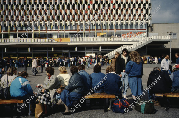 Image of sheet 19903003 photo 21: Während den Feierlichkeiten zur Wiedervereinigung von Ost- und Westdeutschland am Brandenburgertor, Berlin DDR 2. Oktober 1990.
Vietnamesische Vertragsarbeiterinnen mit ihren Neugeborenen nach der Kuendigung. 28. September 1990. Marzahn, Berlin, Deutschland, Europa.

19903003 15
Frauen; Vertragsarbeiterinnen; Vietnam; Imigrantinnen; Emigrantinnen; gekuendet; Kuendigung; Arbeit; arbeitslos; Plattenbau; Siedlung; DDR ; Berlin ; Germany ; Europe