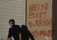 Image of sheet 19903003 photo 23: Mann sitzt vor gespraytem Graffiti NEIN ZUM 4. REICH! an einer Hauswand in der Sonne. 28.09.1990 Berlin, Deutschland, Europa.

19903003 23
Protest; Mann; Person; Sonne; Hauswand; Nein; 4.Reich; Graffiti; Rollladen ; Spray ; Berlin ; Germany ; Europe

{