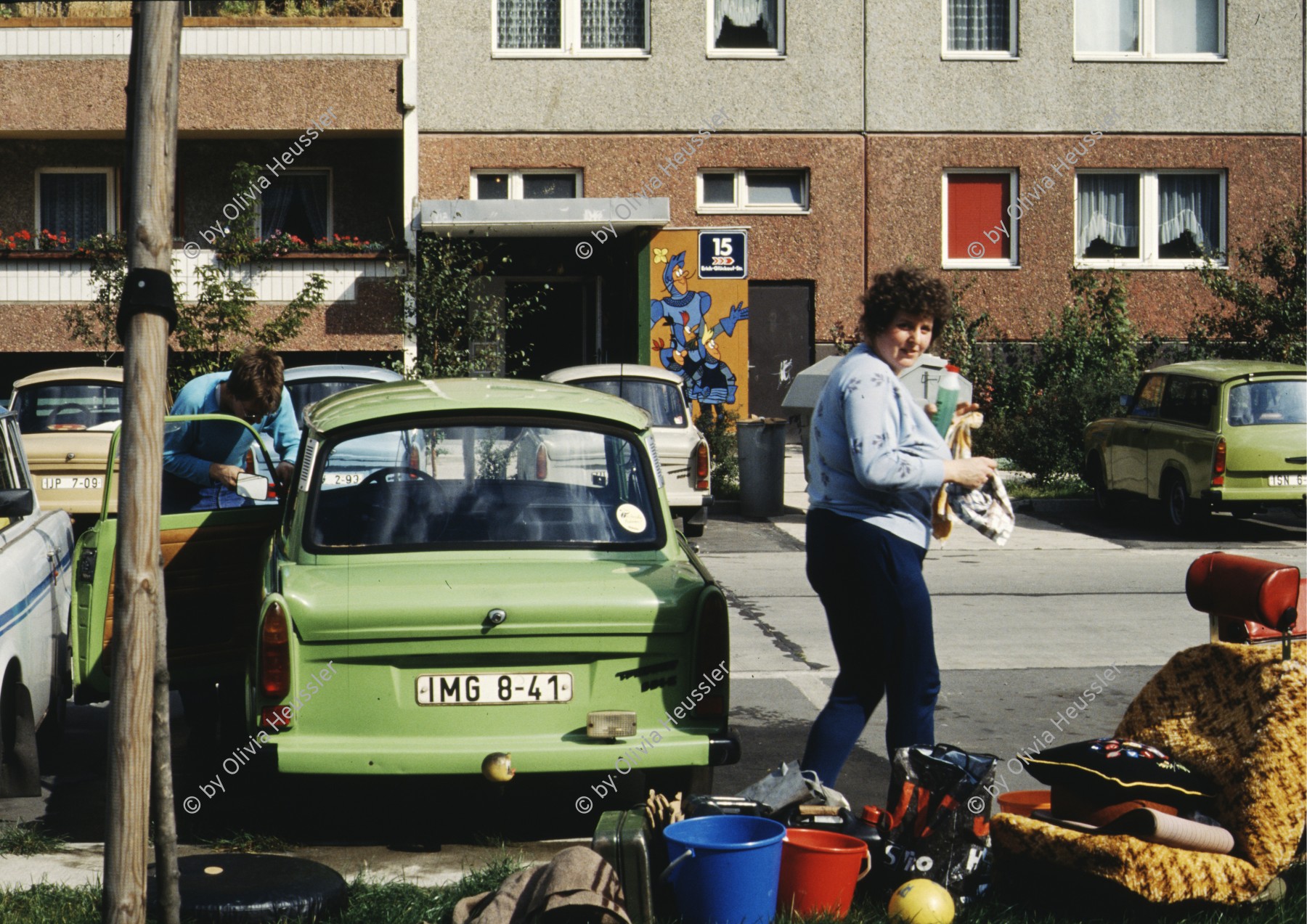 Image of sheet 19903003 photo 28: Ferienvorbereitungen in Berlin Marzahn, 1990. Frau  Plattenbau-siedlung  


Fahrzeug; Frau; Freizeit; Marzahn; DDR; Deutschland; Berlin; Arbeit; Auto; Siedlung; Strasse; Parkplatz; Plattenbau; Germany ; Europe