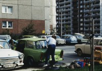 Image of sheet 19903003 photo 29: Frau reinigt in der Plattenbau-siedlung Trabant, Berlin Marzahn, 28. September 1990. 


Fahrzeug; Frau; Freizeit; Arbeit; Trabant; DDR; Deutschland; Berlin; Parkplatz; Plattenbau; Auto; PW ; Germany ; Europe