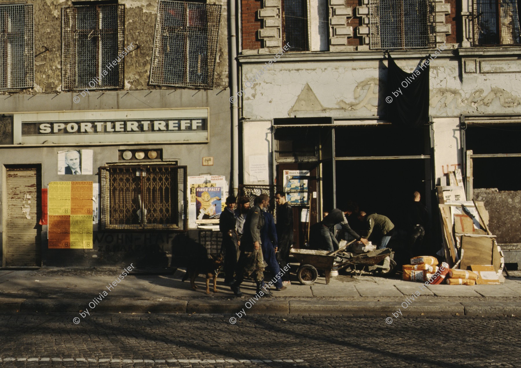 Image of sheet 19903003 photo 32: Vor dem Einzug in die  Schönhauserallee 20/21, Berlin 28. September 1990.
Sportlertreff

Besetzung; Haus; Wohnungsnot; Hausbesetzung; Berlin; DDR; Ost; Besetzer; Gehsteig ; Germany ; Europe