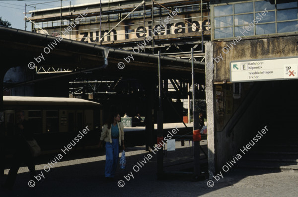 Image of sheet 19903003 photo 34: Während den Feierlichkeiten zur Wiedervereinigung von Ost- und Westdeutschland am Brandenburgertor, Berlin DDR 2. Oktober 1990.
Vietnamesische Vertragsarbeiterinnen mit ihren Neugeborenen nach der Kuendigung. 28. September 1990. Marzahn, Berlin, Deutschland, Europa.

19903003 15
Frauen; Vertragsarbeiterinnen; Vietnam; Imigrantinnen; Emigrantinnen; gekuendet; Kuendigung; Arbeit; arbeitslos; Plattenbau; Siedlung; DDR ; Berlin ; Germany ; Europe