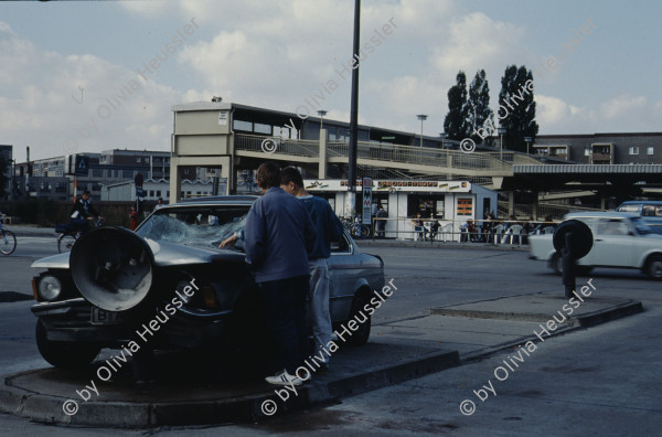 Image of sheet 19903003 photo 36: Während den Feierlichkeiten zur Wiedervereinigung von Ost- und Westdeutschland am Brandenburgertor, Berlin DDR 2. Oktober 1990.
Vietnamesische Vertragsarbeiterinnen mit ihren Neugeborenen nach der Kuendigung. 28. September 1990. Marzahn, Berlin, Deutschland, Europa.

19903003 15
Frauen; Vertragsarbeiterinnen; Vietnam; Imigrantinnen; Emigrantinnen; gekuendet; Kuendigung; Arbeit; arbeitslos; Plattenbau; Siedlung; DDR ; Berlin ; Germany ; Europe