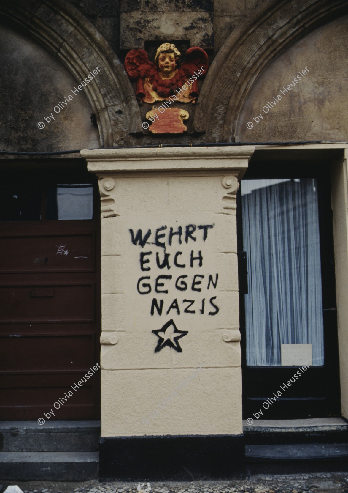 Image of sheet 19903003 photo 37: Politisches Graffiti gegen Nazis an einer Hauswand. 28. September 1990. Berlin, Deutschland, Europa.

19903003 37
Graffiti; Nazis; politisch; Spray; gesprayt; Wandmalerei; Hauswand; rot; Stern; fünfzack ; Berlin ; Germany ; Europe

{