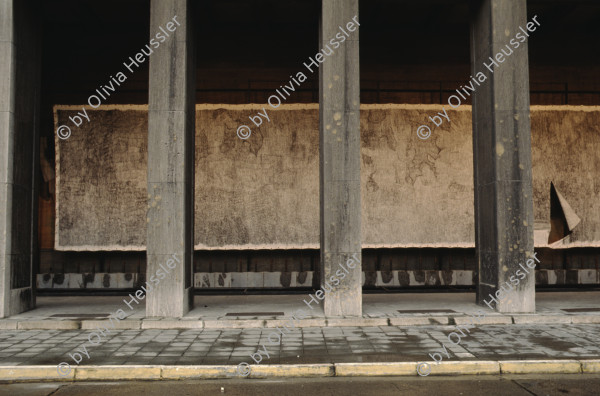 Image of sheet 19903003 photo 4: Während den Feierlichkeiten zur Wiedervereinigung von Ost- und Westdeutschland am Brandenburgertor, Berlin DDR 2. Oktober 1990.
Vietnamesische Vertragsarbeiterinnen mit ihren Neugeborenen nach der Kuendigung. 28. September 1990. Marzahn, Berlin, Deutschland, Europa.

19903003 15
Frauen; Vertragsarbeiterinnen; Vietnam; Imigrantinnen; Emigrantinnen; gekuendet; Kuendigung; Arbeit; arbeitslos; Plattenbau; Siedlung; DDR ; Berlin ; Germany ; Europe