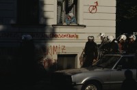 Image of sheet 19903003 photo 40: Während den Feierlichkeiten zur Wiedervereinigung von Ost- und Westdeutschland am Brandenburgertor, Berlin DDR 2. Oktober 1990.
Vietnamesische Vertragsarbeiterinnen mit ihren Neugeborenen nach der Kuendigung. 28. September 1990. Marzahn, Berlin, Deutschland, Europa.

19903003 15
Frauen; Vertragsarbeiterinnen; Vietnam; Imigrantinnen; Emigrantinnen; gekuendet; Kuendigung; Arbeit; arbeitslos; Plattenbau; Siedlung; DDR ; Berlin ; Germany ; Europe
