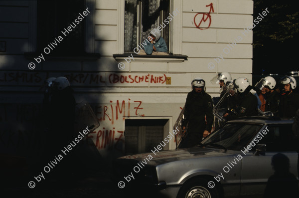 Image of sheet 19903003 photo 40: Während den Feierlichkeiten zur Wiedervereinigung von Ost- und Westdeutschland am Brandenburgertor, Berlin DDR 2. Oktober 1990.
Vietnamesische Vertragsarbeiterinnen mit ihren Neugeborenen nach der Kuendigung. 28. September 1990. Marzahn, Berlin, Deutschland, Europa.

19903003 15
Frauen; Vertragsarbeiterinnen; Vietnam; Imigrantinnen; Emigrantinnen; gekuendet; Kuendigung; Arbeit; arbeitslos; Plattenbau; Siedlung; DDR ; Berlin ; Germany ; Europe