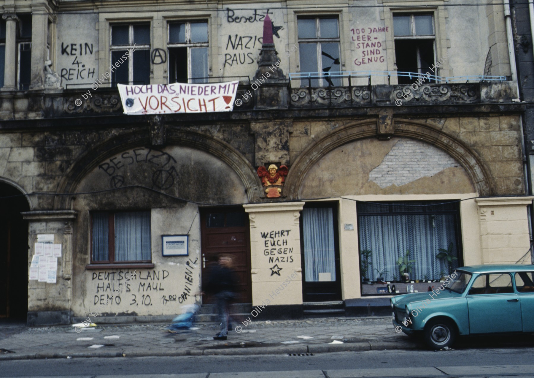 Image of sheet 19903003 photo 43: Besetztes Haus in Ost Berlin DDR vor der Wende 1990. Deutschland, Europa.

19903003 43
Spruchbaender; Protest; Spray; Sprueche; Graffitti; Trabant; Auto; Fahrzeug; Ost; Berlin; DDR; Haus; Wohnen; Besetzung ; Germany ; Europe

{