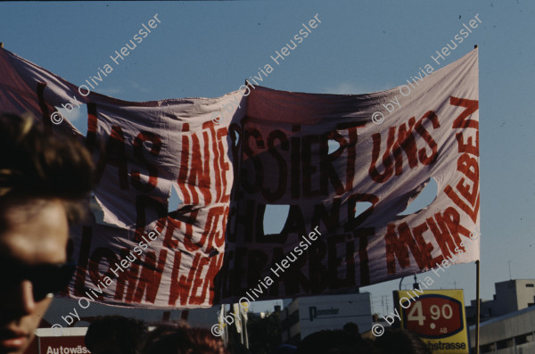 Image of sheet 19903003 photo 46: Während den Feierlichkeiten zur Wiedervereinigung von Ost- und Westdeutschland am Brandenburgertor, Berlin DDR 2. Oktober 1990.
Vietnamesische Vertragsarbeiterinnen mit ihren Neugeborenen nach der Kuendigung. 28. September 1990. Marzahn, Berlin, Deutschland, Europa.

19903003 15
Frauen; Vertragsarbeiterinnen; Vietnam; Imigrantinnen; Emigrantinnen; gekuendet; Kuendigung; Arbeit; arbeitslos; Plattenbau; Siedlung; DDR ; Berlin ; Germany ; Europe