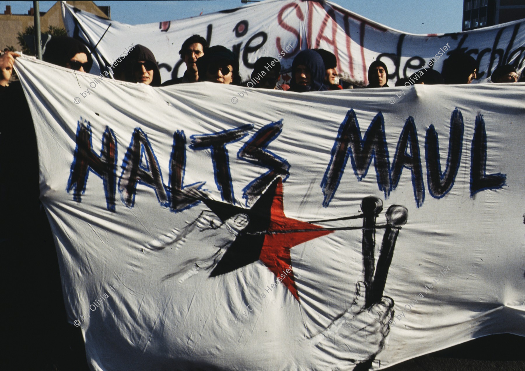 Image of sheet 19903003 photo 47: Demonstranten zeigen ihr Spruchband mit der Aufschrift Halts Maul. West Berlin vor der Wende. 1990. Deutschland, Europa.

19903003 47
Demonstration; Protest; Halts; Maul; Berlin; Wende; Westberlin; Spruchband ; Germany ; Europe

{