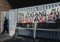 Image of sheet 19903003 photo 53: Ein Mann mit dunkler Brille verlaesst das Staatssicherheitsgebaeude in Berlin. Auf einem Spruchband steht; Kein Zugang zu unseren Akten. Berlin DDR am 28. September 1990. Stasigebaeude, Berlin, Deutschland, Europa.

19903003 53
Stasi; Gebaeude; Staatssicherheits; DDR; Berlin; Akten; Spruchband; Protest; Mann; Brille; Sonnen ; Germany ; Europe

{