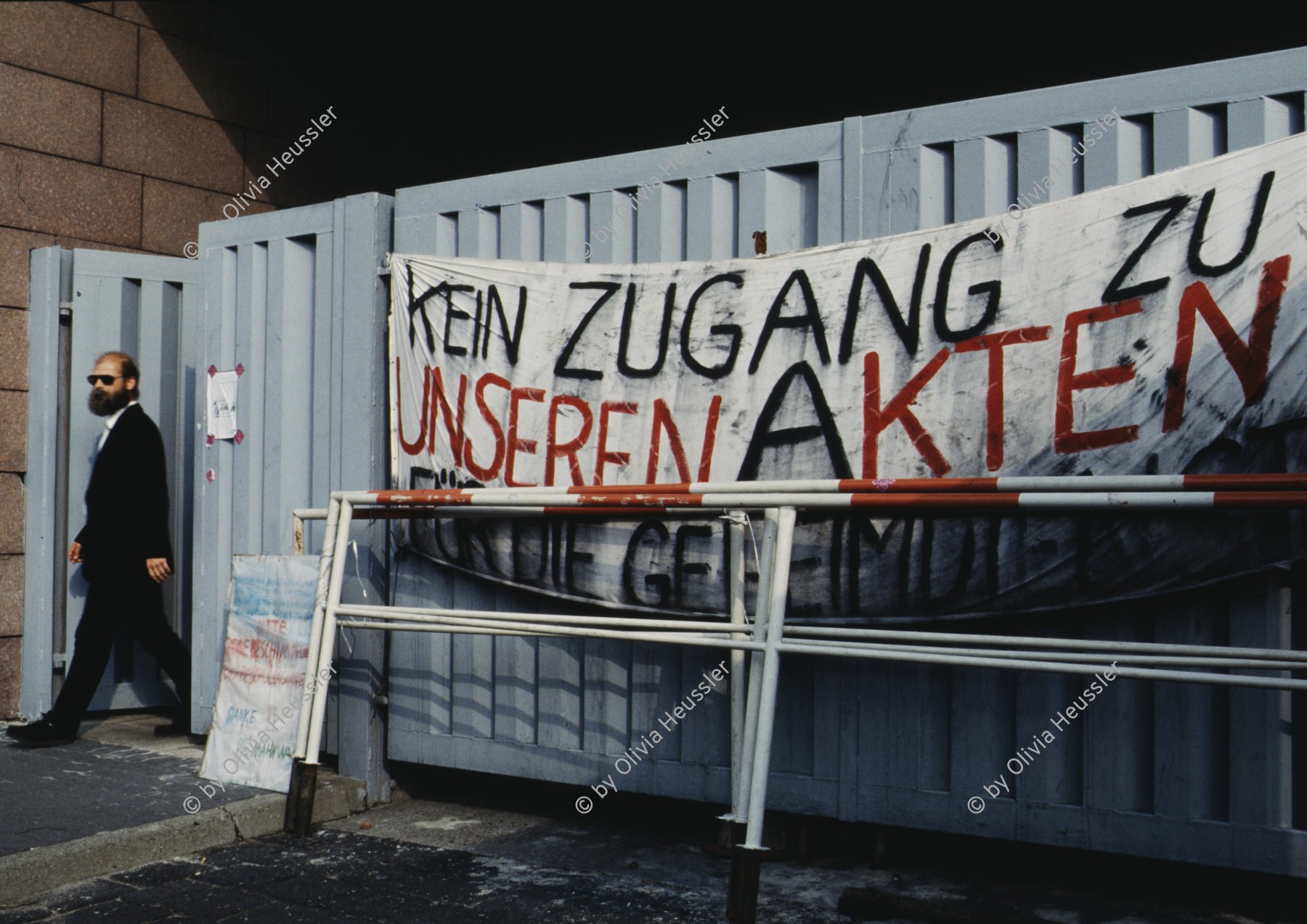 Image of sheet 19903003 photo 53: Ein Mann mit dunkler Brille verlaesst das Staatssicherheitsgebaeude in Berlin. Auf einem Spruchband steht; Kein Zugang zu unseren Akten. Berlin DDR am 28. September 1990. Stasigebaeude, Berlin, Deutschland, Europa.

19903003 53
Stasi; Gebaeude; Staatssicherheits; DDR; Berlin; Akten; Spruchband; Protest; Mann; Brille; Sonnen ; Germany ; Europe

{