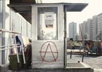 Image of sheet 19903003 photo 54: Anarchisten A im Kreis an Waerterhaeuschen des Staatsicherheitsgebaeudes in Berlin vor der Wende am 2. Oktober 1990.