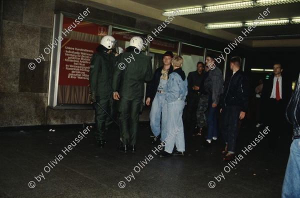 Image of sheet 19903003 photo 56: Während den Feierlichkeiten zur Wiedervereinigung von Ost- und Westdeutschland am Brandenburgertor, Berlin DDR 2. Oktober 1990.
 ; Berlin ; Germany ; Europe