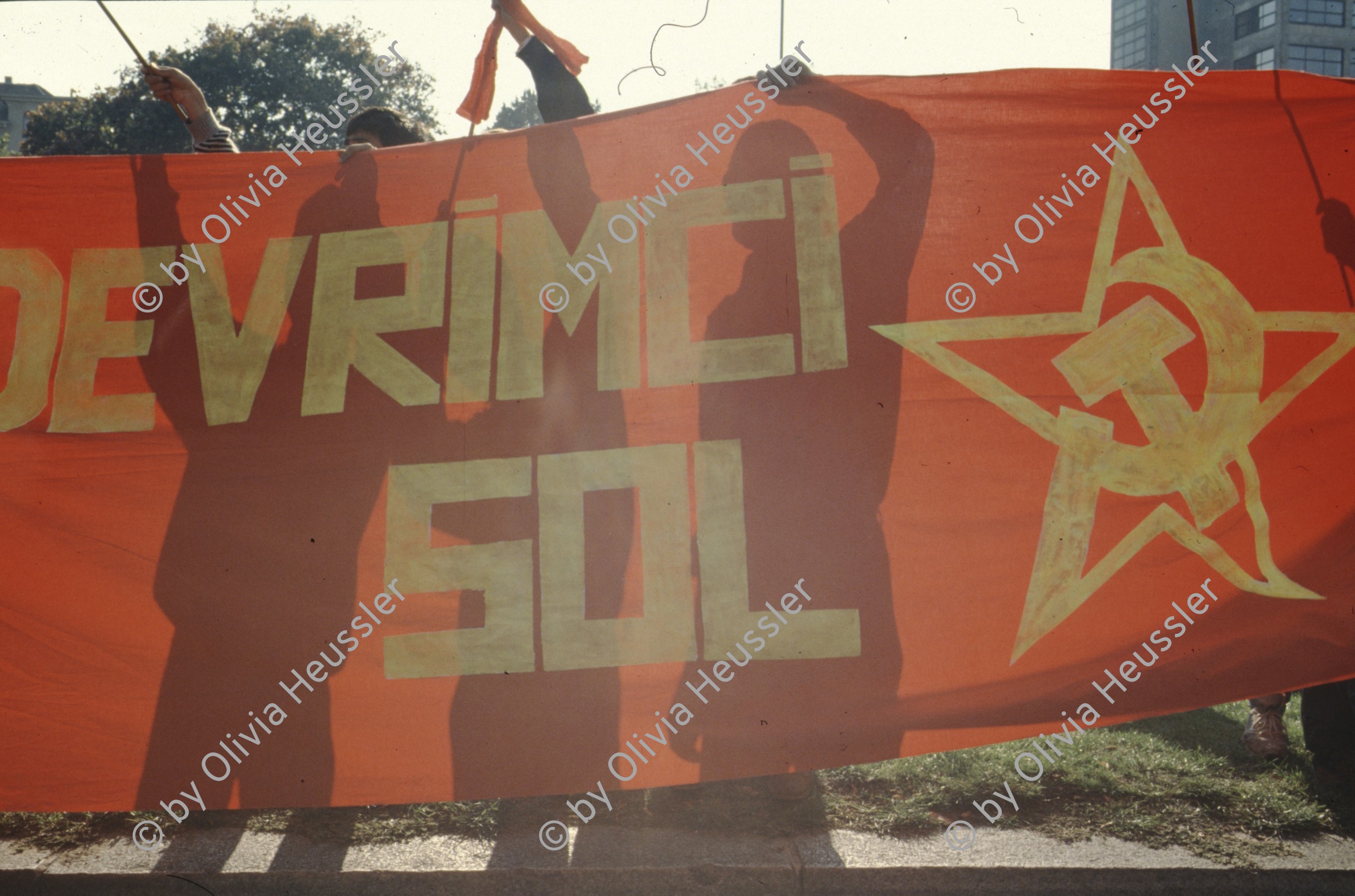 Image of sheet 19903003 photo 58: Während den Feierlichkeiten zur Wiedervereinigung von Ost- und Westdeutschland am Brandenburgertor, Berlin DDR 2. Oktober 1990.
Vietnamesische Vertragsarbeiterinnen mit ihren Neugeborenen nach der Kuendigung. 28. September 1990. Marzahn, Berlin, Deutschland, Europa.

19903003 15
Frauen; Vertragsarbeiterinnen; Vietnam; Imigrantinnen; Emigrantinnen; gekuendet; Kuendigung; Arbeit; arbeitslos; Plattenbau; Siedlung; DDR ; Berlin ; Germany ; Europe