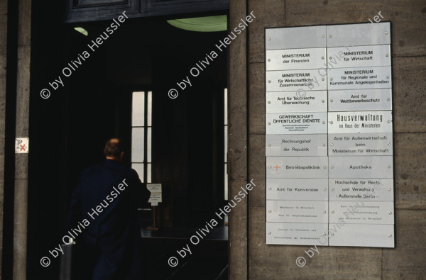 Image of sheet 19903003 photo 6: Während den Feierlichkeiten zur Wiedervereinigung von Ost- und Westdeutschland am Brandenburgertor, Berlin DDR 2. Oktober 1990.
Vietnamesische Vertragsarbeiterinnen mit ihren Neugeborenen nach der Kuendigung. 28. September 1990. Marzahn, Berlin, Deutschland, Europa.

19903003 15
Frauen; Vertragsarbeiterinnen; Vietnam; Imigrantinnen; Emigrantinnen; gekuendet; Kuendigung; Arbeit; arbeitslos; Plattenbau; Siedlung; DDR ; Berlin ; Germany ; Europe