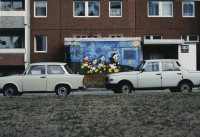 Image of sheet 19903003 photo 60: Bei einer Plattenbausiedlung stehen vor einer Wandmalerei fuer Kinder mit Donald Duck, zwei Fahrzeuge. 23.September 1990. Berlin, Deutschland, Europa.

19903003 60
Trabant; Fahrzeug; Plastik; Auto; Wandmalerei; Donald Duck; Disney; Kunst; Mural; Sonne; Wartburg; Plattenbau; Siedlung; Wohnen ; Berlin ; Germany ; Europe

{