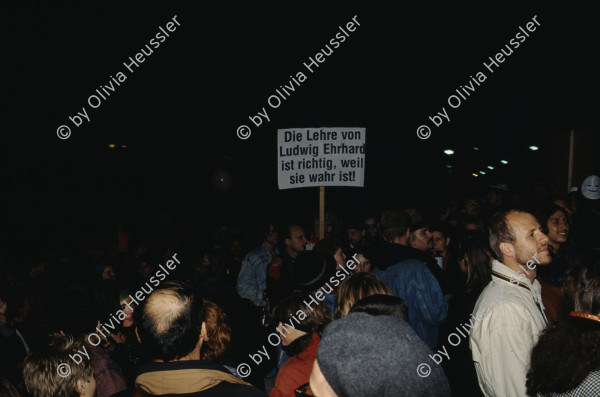 Image of sheet 19903003 photo 62: Während den Feierlichkeiten zur Wiedervereinigung von Ost- und Westdeutschland am Brandenburgertor, Berlin DDR 2. Oktober 1990.
Vietnamesische Vertragsarbeiterinnen mit ihren Neugeborenen nach der Kuendigung. 28. September 1990. Marzahn, Berlin, Deutschland, Europa.

19903003 15
Frauen; Vertragsarbeiterinnen; Vietnam; Imigrantinnen; Emigrantinnen; gekuendet; Kuendigung; Arbeit; arbeitslos; Plattenbau; Siedlung; DDR ; Berlin ; Germany ; Europe