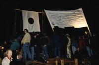 Image of sheet 19903003 photo 65: Während den Feierlichkeiten zur Wiedervereinigung von Ost- und Westdeutschland am Brandenburgertor, Berlin DDR 2. Oktober 1990.
Vietnamesische Vertragsarbeiterinnen mit ihren Neugeborenen nach der Kuendigung. 28. September 1990. Marzahn, Berlin, Deutschland, Europa.

19903003 15
Frauen; Vertragsarbeiterinnen; Vietnam; Imigrantinnen; Emigrantinnen; gekuendet; Kuendigung; Arbeit; arbeitslos; Plattenbau; Siedlung; DDR ; Berlin ; Germany ; Europe