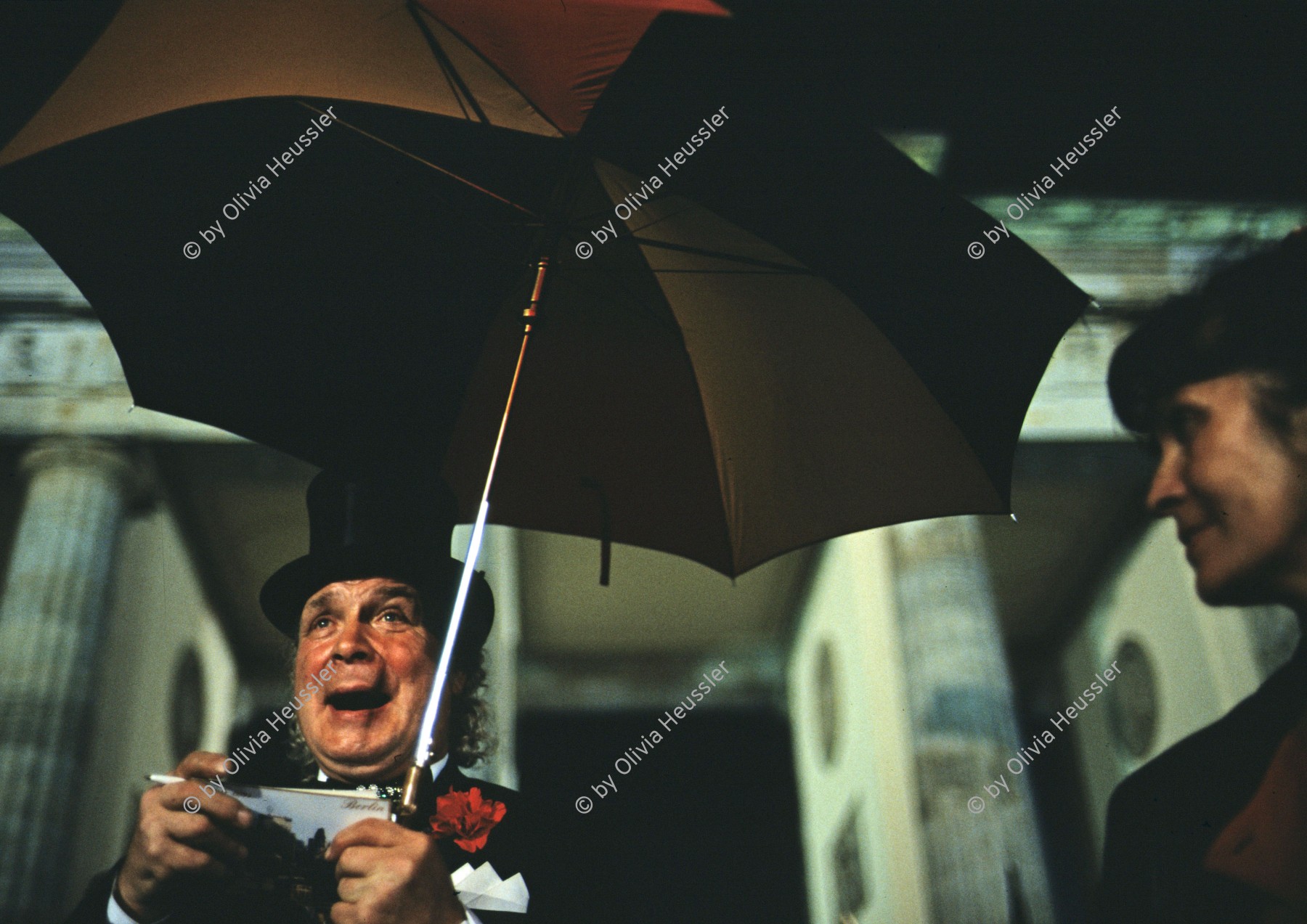 Image of sheet 19903003 photo 66: Während den Feierlichkeiten zur Wiedervereinigung von Ost- und Westdeutschland am Brandenburger tor. Vor der Wende. 02.Okt. 1990 Berlin, Deutschland, Europa.

19903003 66
Ost; Feier; Fest; Wende; Westen; Wiedervereinigung; Tor; Schirm; Regen; Hut; Zilinder ; Berlin ; Germany ; Europe

{