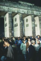 Image of sheet 19903003 photo 67: Während den Feierlichkeiten zur Wiedervereinigung von Ost- und Westdeutschland am Brandenburger tor ohne Quadriga am 02.Okt. 1990 in Berlin, Deutschland, Europa.

19903003 67
Feier; Menschen; Menge; Wiedervereinigung; Wende; Quadriga; Ost; DDR ; Berlin ; Germany ; Europe

{