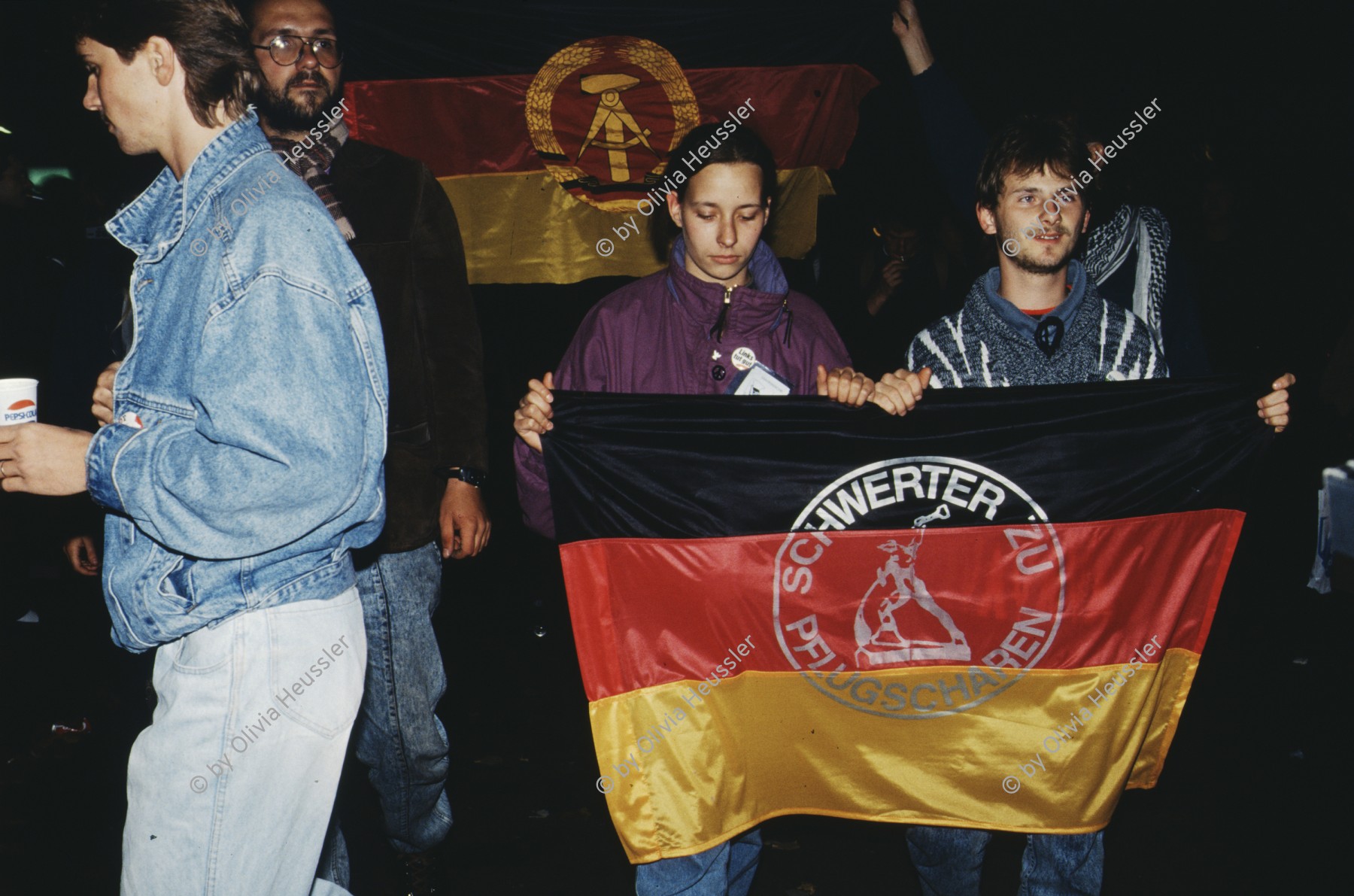 Image of sheet 19903003 photo 68: Am Vorabend der Wiedervereinigung feiern am 2. Oktober 1990 Jugendliche mit einer Flagge. » Schwerter zu Pflugscharen «. Berlin, Deutschland, Europa.

19903003 68
Feier; Wiedervereinigung; DDR; Deutschland; Menschen; Tor; Berlin; Flagge ; Germany ; Europe

{