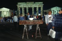 Image of sheet 19903003 photo 70: Während den Feierlichkeiten zur Wiedervereinigung von Ost- und Westdeutschland am Brandenburgertor, Berlin DDR 2. Oktober 1990.
Vietnamesische Vertragsarbeiterinnen mit ihren Neugeborenen nach der Kuendigung. 28. September 1990. Marzahn, Berlin, Deutschland, Europa.

19903003 15
Frauen; Vertragsarbeiterinnen; Vietnam; Imigrantinnen; Emigrantinnen; gekuendet; Kuendigung; Arbeit; arbeitslos; Plattenbau; Siedlung; DDR ; Berlin ; Germany ; Europe