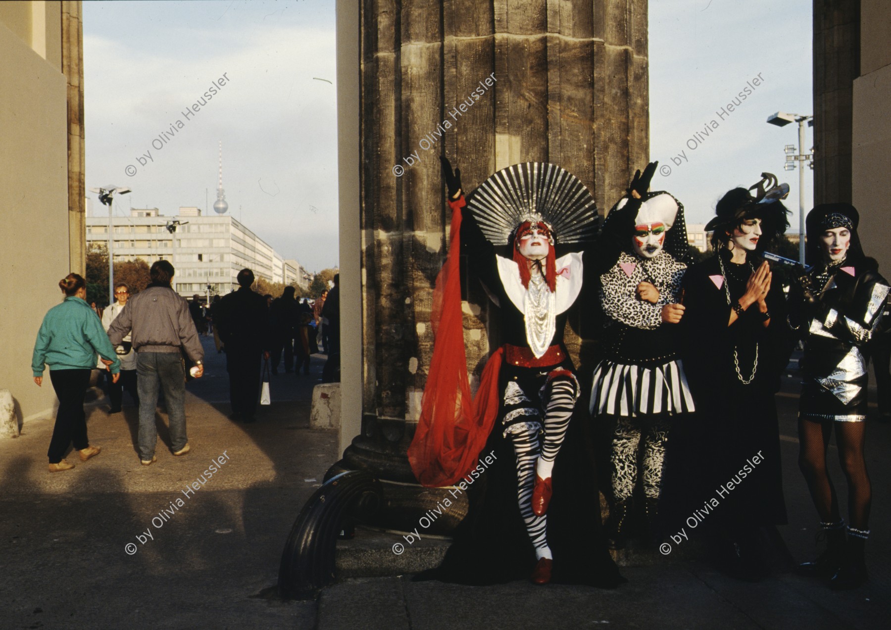 Image of sheet 19903003 photo 72: Während den Feierlichkeiten zur Wiedervereinigung von Ost- und Westdeutschland am Brandenburger tor. Vor der Wende. 02.Okt. 1990. Berlin, Deutschland, Europa.

19903003 72
Maskierung; maskierte; Farbe; farbig; Fasnacht ; Berlin ; Germany ; Europe

{