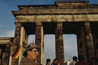 Image of sheet 19903003 photo 75: Während den Feierlichkeiten zur Wiedervereinigung von Ost- und Westdeutschland am Brandenburger Tor, Berlin 1990.

Vor der Wende. 02.Okt. 1990 Berlin, Deutschland, Europa.

19903003 75
Frau; Quadriga; ohne; Brille; Flagge; Hut; Menschen; Mantel; Deutschland; Berlin ; Germany ; Europe