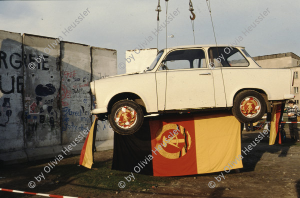 Image of sheet 19903003 photo 76: Während den Feierlichkeiten zur Wiedervereinigung von Ost- und Westdeutschland am Brandenburgertor, Berlin DDR 2. Oktober 1990.
DDR ; Berlin ; Germany ; Europe