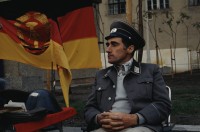 Image of sheet 19903003 photo 78: Während den Feierlichkeiten zur Wiedervereinigung von Ost- und Westdeutschland am Brandenburgertor, Berlin DDR 2. Oktober 1990.
Vietnamesische Vertragsarbeiterinnen mit ihren Neugeborenen nach der Kuendigung. 28. September 1990. Marzahn, Berlin, Deutschland, Europa.

19903003 15
Frauen; Vertragsarbeiterinnen; Vietnam; Imigrantinnen; Emigrantinnen; gekuendet; Kuendigung; Arbeit; arbeitslos; Plattenbau; Siedlung; DDR ; Berlin ; Germany ; Europe