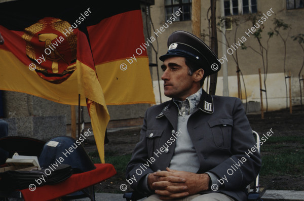 Image of sheet 19903003 photo 78: Während den Feierlichkeiten zur Wiedervereinigung von Ost- und Westdeutschland am Brandenburgertor, Berlin DDR 2. Oktober 1990.
Vietnamesische Vertragsarbeiterinnen mit ihren Neugeborenen nach der Kuendigung. 28. September 1990. Marzahn, Berlin, Deutschland, Europa.

19903003 15
Frauen; Vertragsarbeiterinnen; Vietnam; Imigrantinnen; Emigrantinnen; gekuendet; Kuendigung; Arbeit; arbeitslos; Plattenbau; Siedlung; DDR ; Berlin ; Germany ; Europe