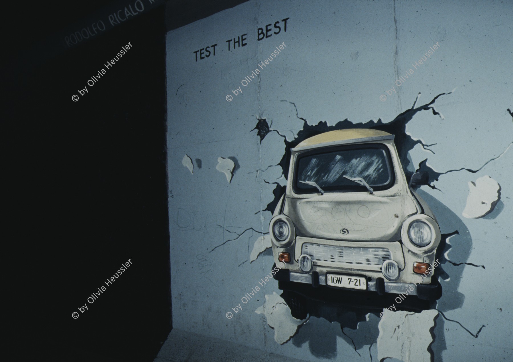 Image of sheet 19903003 photo 79: East Side Gallery Gedenkstaette Berliner Mauer mit Trabant Test the Best,
 Ost- und Westdeutschland. Vor der Wende. 02.Okt. 1990 Berlin, Deutschland, Europa.

19903003 79
Fahrzeug; DDR; Deutschland; Wende; MALEREI; Kunst; Art; Mural; Bemalung; Malen; Test; Westen; Osten ; Berlin ; Germany ; Europe

{