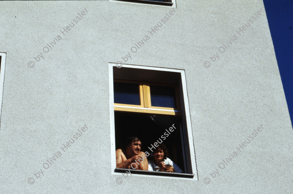 Image of sheet 19903003 photo 98: Während den Feierlichkeiten zur Wiedervereinigung von Ost- und Westdeutschland am Brandenburgertor, Berlin DDR 2. Oktober 1990.
Vietnamesische Vertragsarbeiterinnen mit ihren Neugeborenen nach der Kuendigung. 28. September 1990. Marzahn, Berlin, Deutschland, Europa.

19903003 15
Frauen; Vertragsarbeiterinnen; Vietnam; Imigrantinnen; Emigrantinnen; gekuendet; Kuendigung; Arbeit; arbeitslos; Plattenbau; Siedlung; DDR ; Berlin ; Germany ; Europe