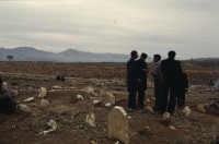 Image of sheet 19903004 photo 1: Beerdigung einer kurdischen Mutter und Bäuerin, Lice kurdische Türkei 1990.
Beerdigung in Dabulö. Die Tochter der getöteten Bäuerin Kudret Filiz, sitzt am Rande und schreit ununterbrochen bis ihr alle Glieder zu schmerzen beginnen. Als Mädchen dürfte sie nicht unter den Männer an der Beerdigung teilnehmen
